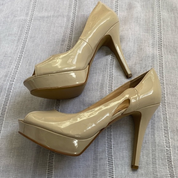 Marc Fisher nude peep toe platform heels. - Picture 5 of 13